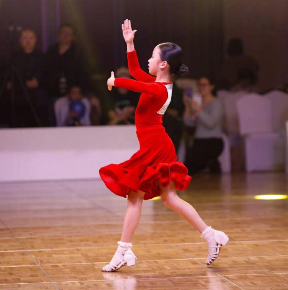 孙俪女儿拉丁舞英国夺冠！小小舞者如何惊艳国际舞台？