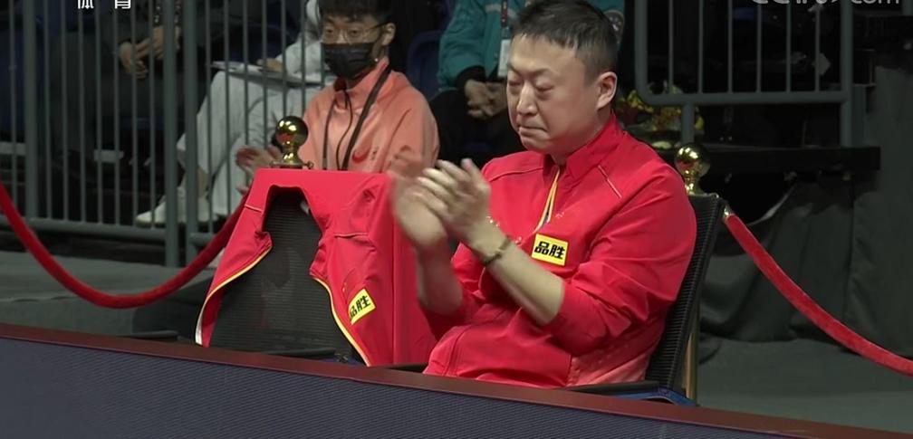 震惊！邱贻可辟谣场边嗑瓜子，真相竟然是这样！