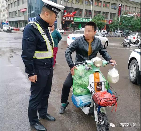 电动车闯红灯致4死