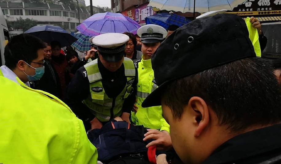 穿警察雨衣参加丧事
