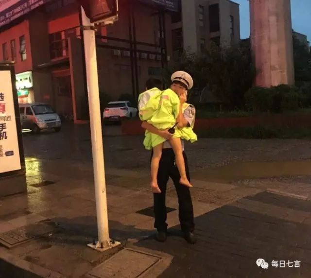有人穿“警察”字样雨衣参与丧事