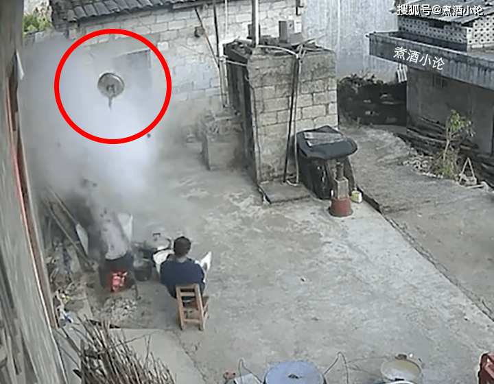 男子家中加压水塔突然爆炸