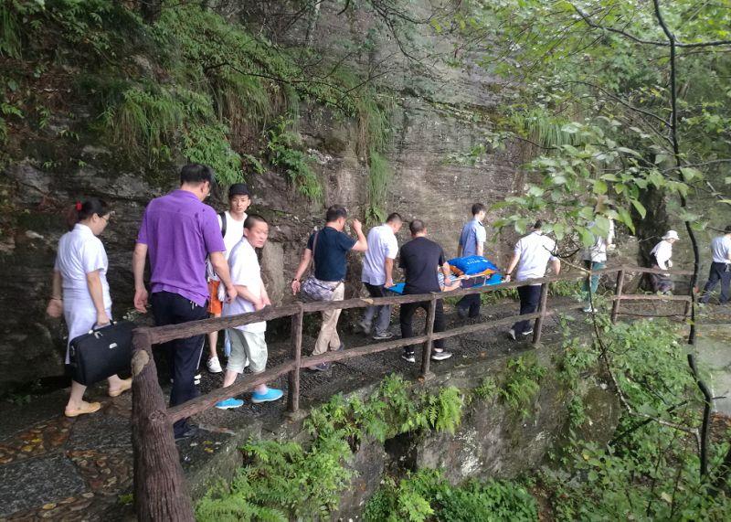 男孩当街杀8旬老妇