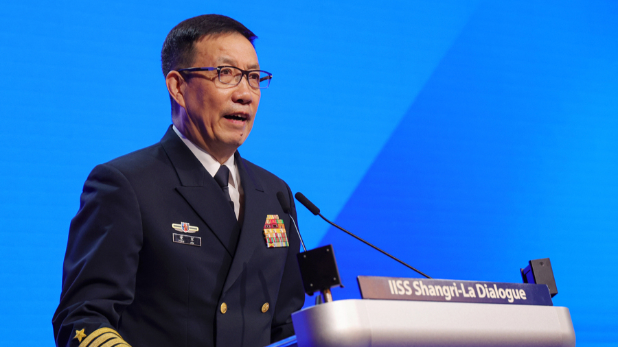 网友在德国拍到中国防长董军