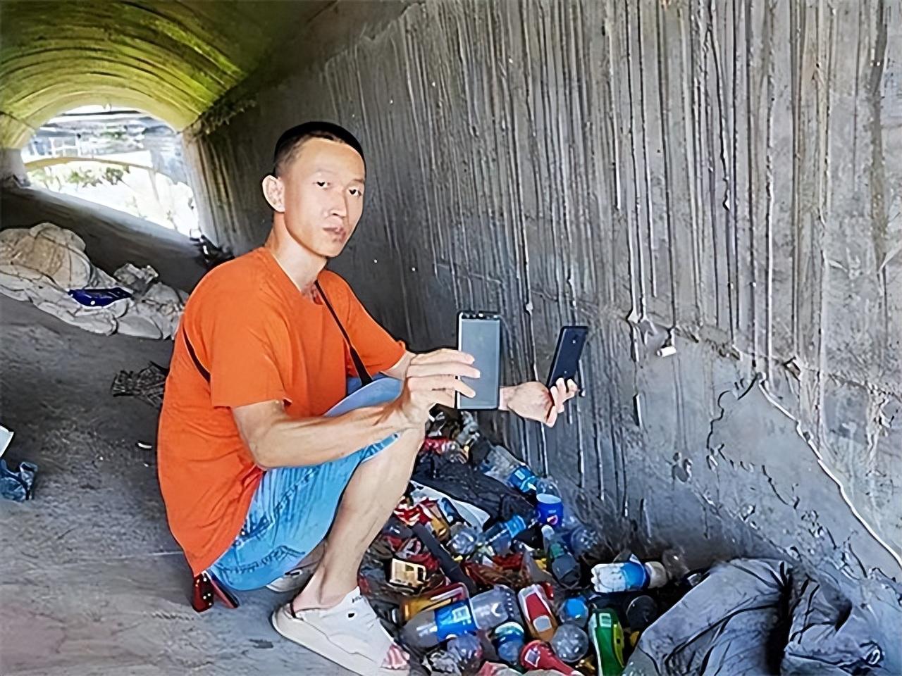 震惊！男子失踪7年被找到 正躺桥洞玩手机，背后真相令人唏嘘