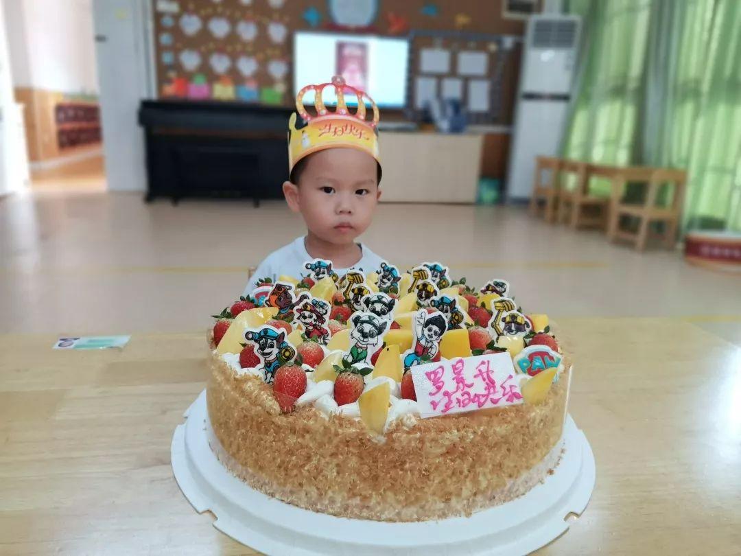 小朋友摘掉生日帽被老师打额头