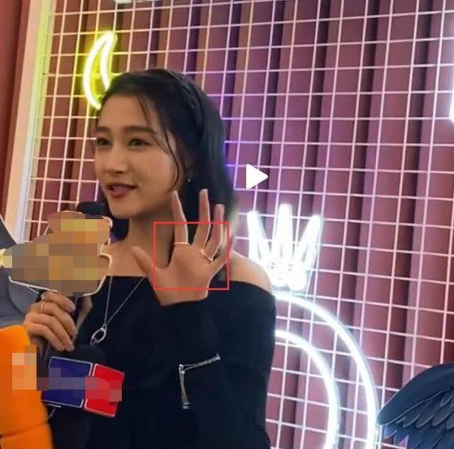 关晓彤左手无名指戴戒指
