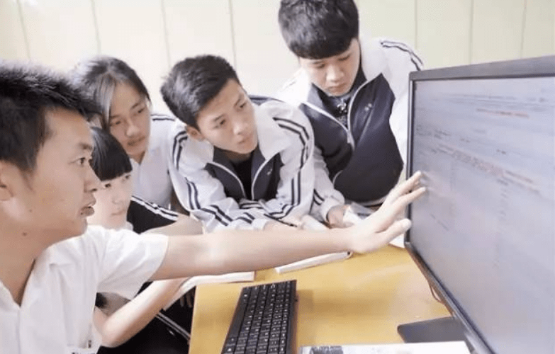 广东多名学生出操时被地面烫伤