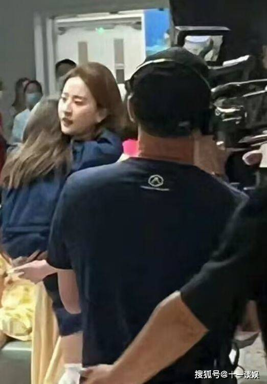 惊！刘亦菲美容院被偶遇，女神私下保养秘诀大公开！