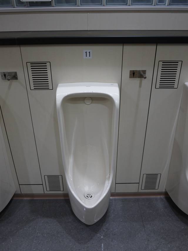 大学生曝宿舍男厕便池偷藏摄像头