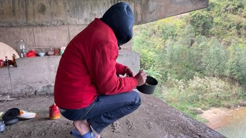 男子失踪7年被找到 正躺桥洞玩手机