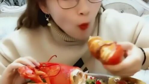 女子吃生腌小龙虾 吸虾头惊呆网友！这波操作太猛了！