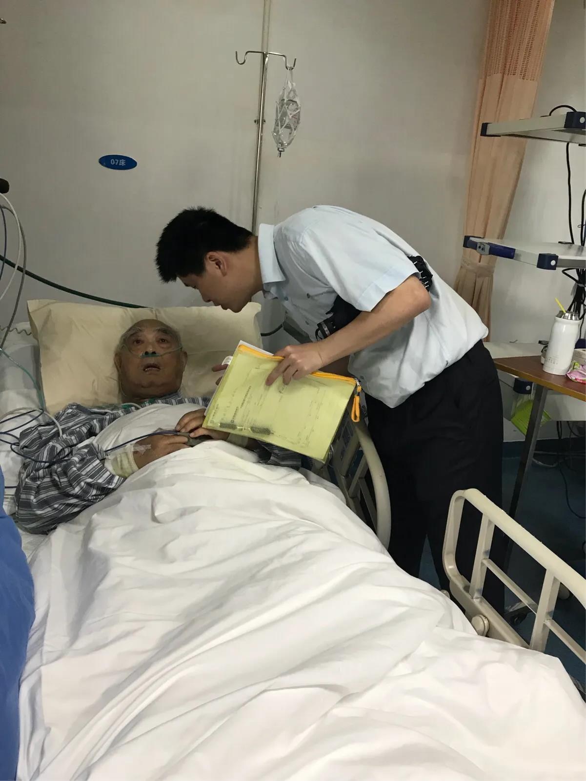 病重老人银行取钱去世 家属发声