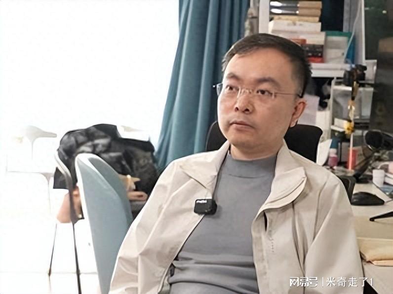 蔡磊用眼控仪和儿子交流围棋