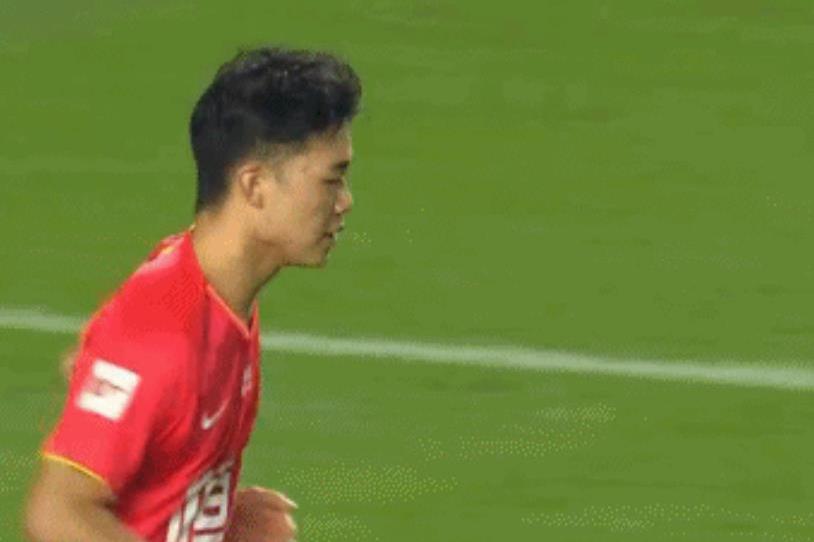 郑钦文输球眼眶红了 独自背包离开