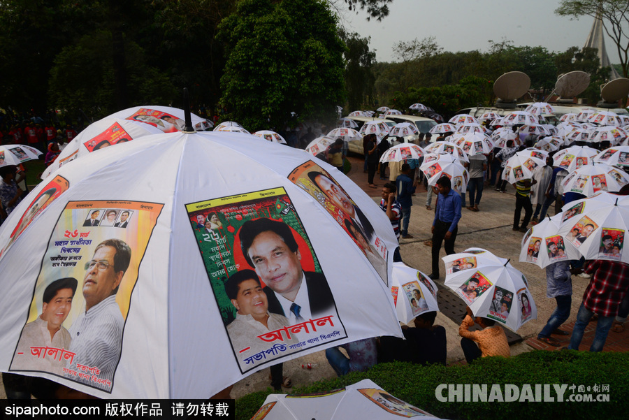 印度民众聚集挥舞国旗庆祝“胜利”