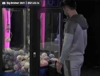 男子误把别的男子当成女友拉着手走