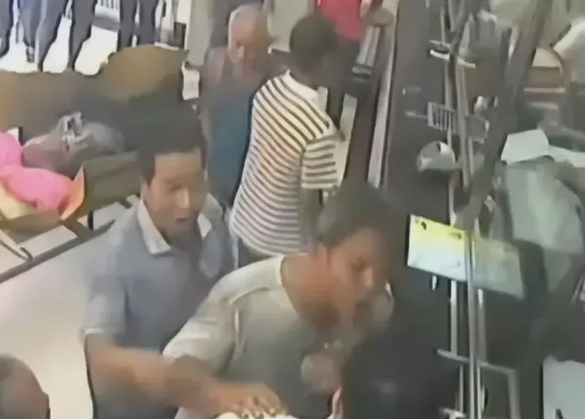 网友质疑老人银行取款身亡系碰瓷
