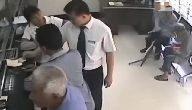 "病重老人取钱死于银行"暴露了什么