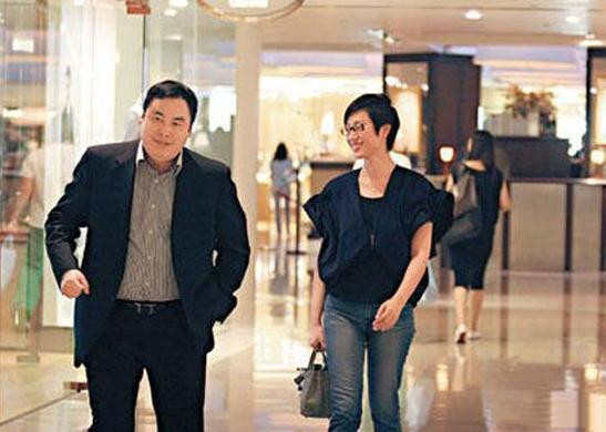 女星父亲:百万耳环非正品 我没贪污