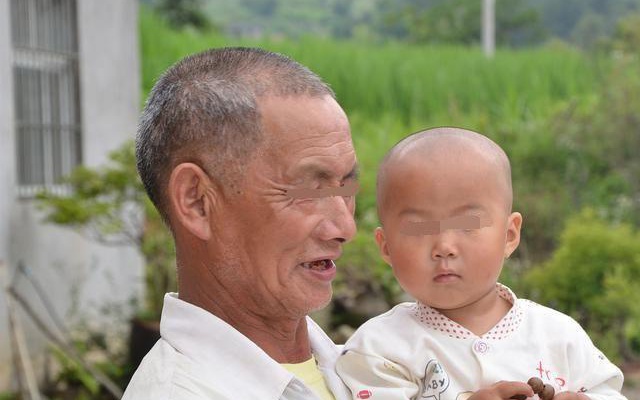 继父去世 祖孙三代10人验血认祖