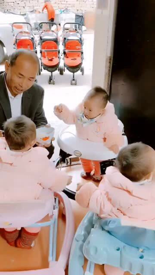 爷爷全职带三胞胎