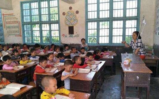 大学生上课发现高中班主任来看自己