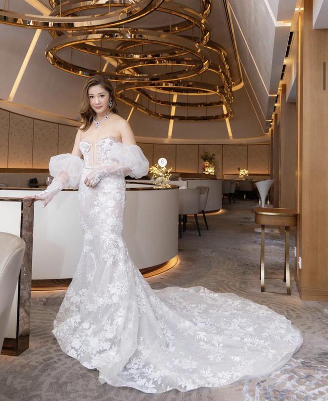马筱梅婚礼前夜入住酒店 穿镶钻礼服