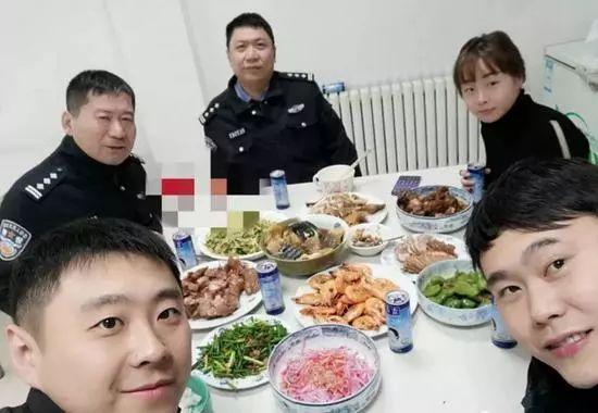 1小时未动筷老板报警
