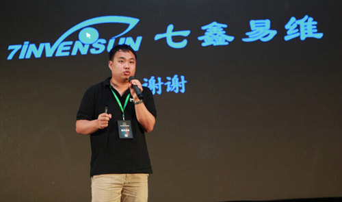 蔡磊用眼控仪打字