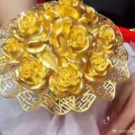 女子用180克黄金手捧花做陪嫁