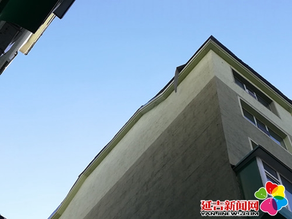 北京大风掀铁皮屋顶