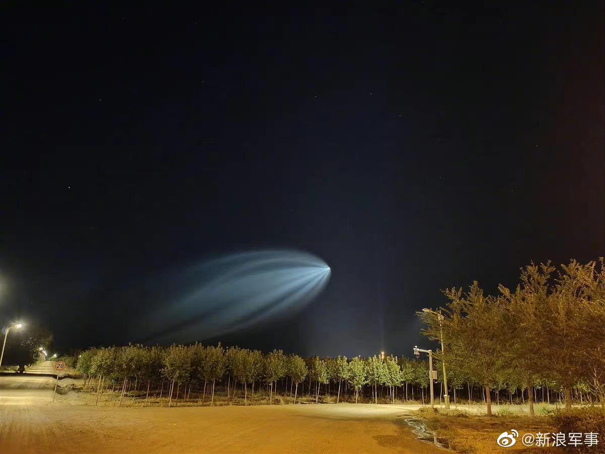 新疆多地现不明飞行物：和月亮一样亮