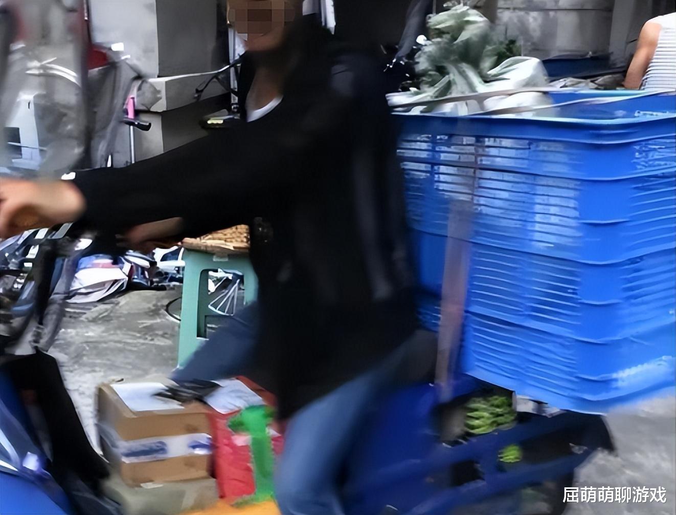 女子称遭快递员多次辱骂踹门跟踪