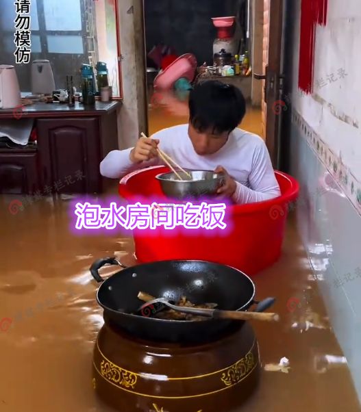 男生展示吃完饭在沙漠里怎么洗碗