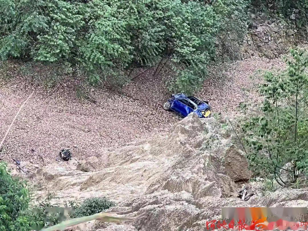 男子驾车被山石砸中身亡