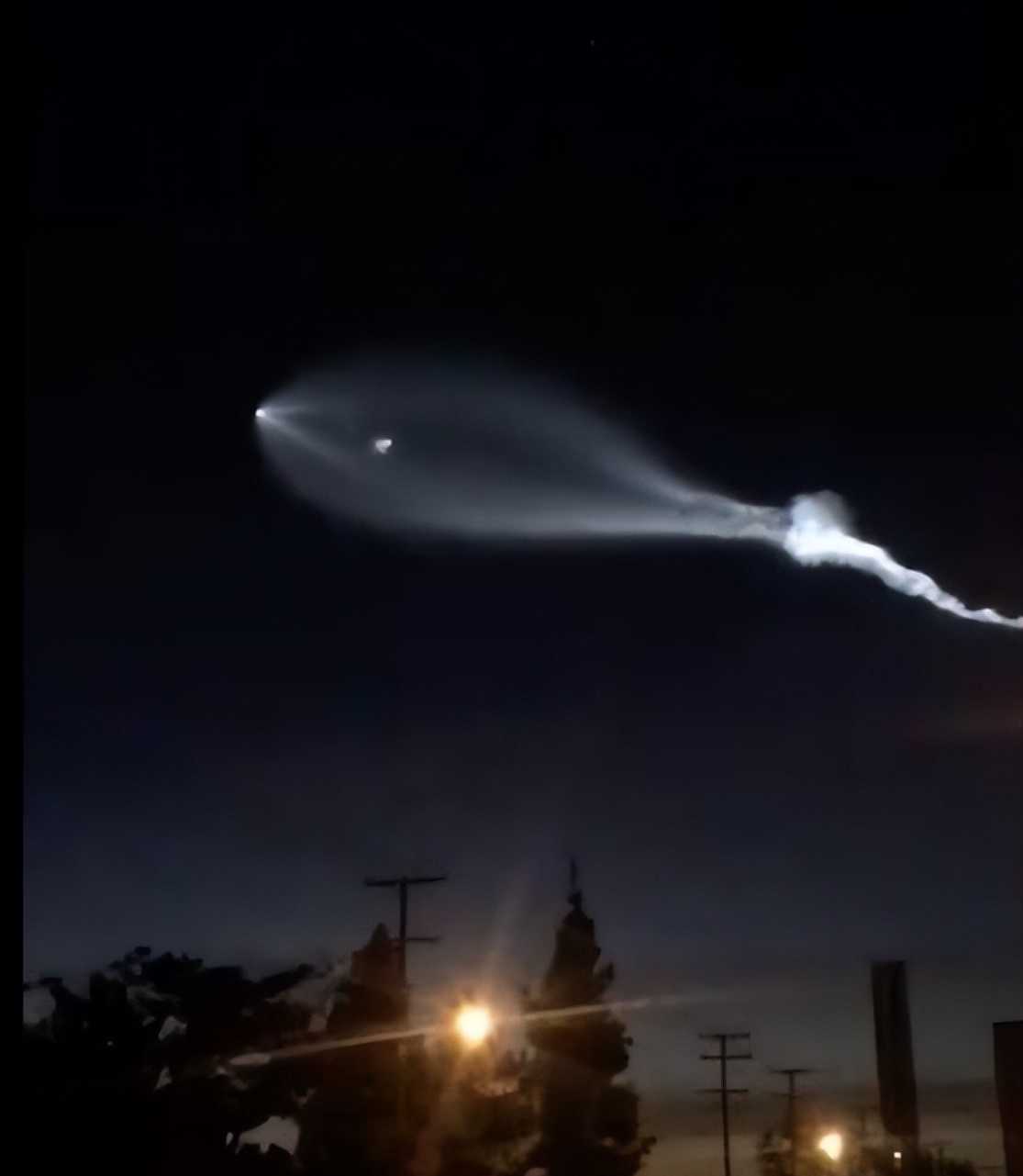 惊现！乌鲁木齐夜空现不明发光体，真相究竟为何？